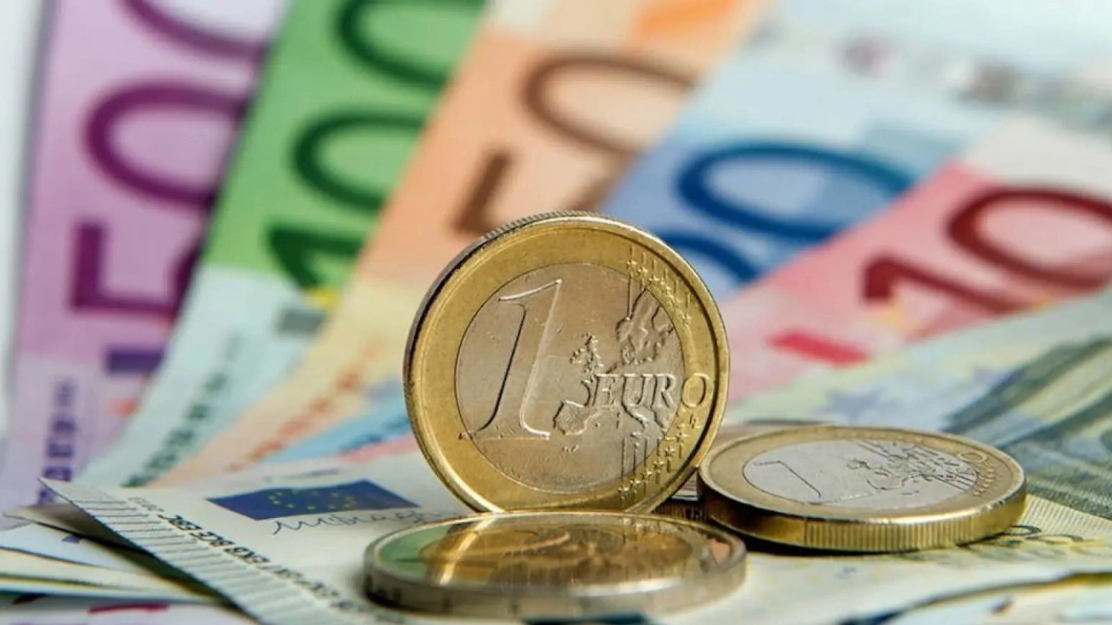 Νέο δημοσιονομικό περιθώριο για φορολογικές ελαφρύνσεις το 2025 και το 2026